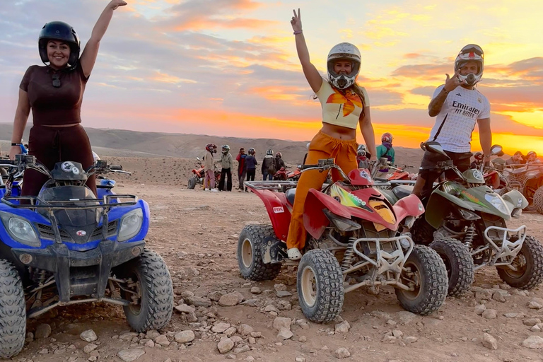 Marrakesz: Agafay Quad Tour z przejażdżką na wielbłądzie, kolacją i pokazemMarrakesz: Agafay Desert Quad Bike, Przejażdżka na wielbłądzie i Dinner Show