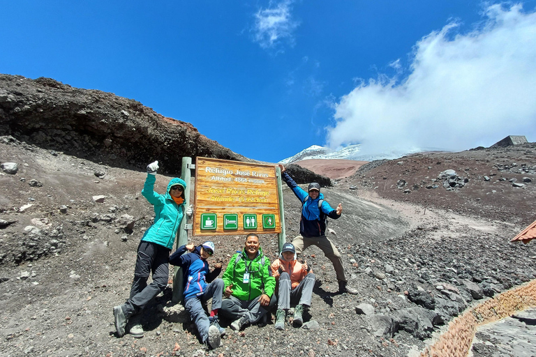 Quito: Cotopaxi Volcano Hike and Limpiopungo Lagoon Tour