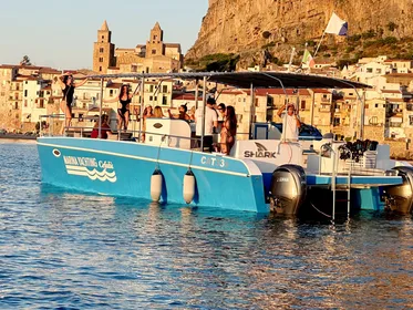 Cefalù: Katamaran-Tour von Küste zu Küste Cefalù: Katamaran-Tour von Küste zu Küste
