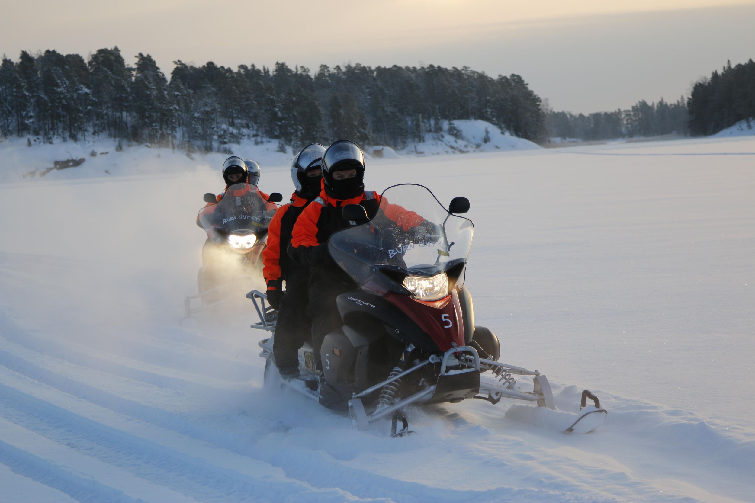 Helsinki: Schneemobil-Tour mit Mittagessen und Transfers