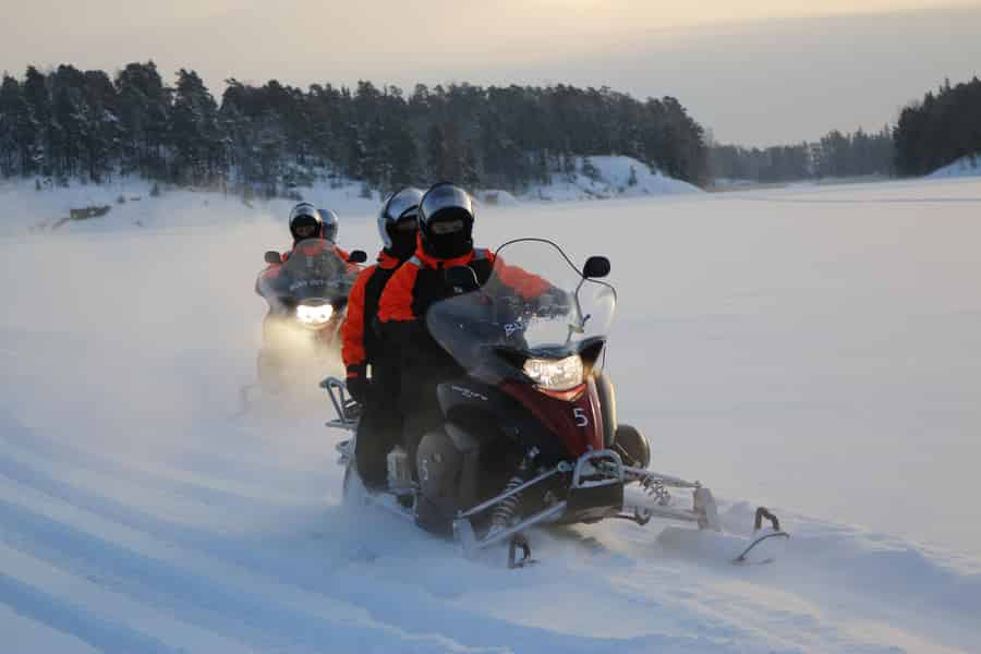 Helsinki: Schneemobil-Tour mit Mittagessen und Transfers. Foto: GetYourGuide