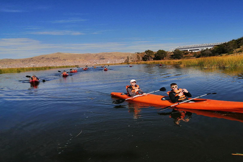 Puno : expérience de kayak sur l'île flottante d'Uros au lac Titicaca