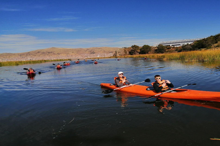 Puno: Experiencia en Kayak por la Isla Flotante de los Uros en el Lago Titicaca