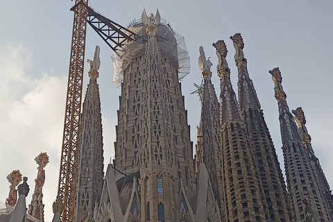 Private Tour in Barcelona Sagrada Familia with Tickets Private Tour+Ticket: Lights & Shadows of the Sagrada Familia