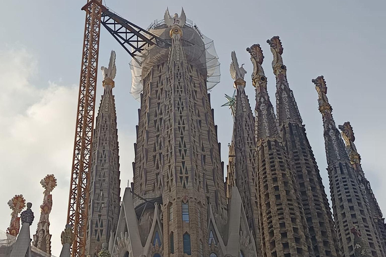 Private Tour in Barcelona Sagrada Familia with Tickets Private Tour+Ticket: Lights & Shadows of the Sagrada Familia