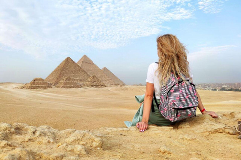 Le Caire : Visite privée à dos de chameau aux pyramides de GizehExcursion privée d'une journée aux pyramides de Gizeh avec promenade à dos de chameau