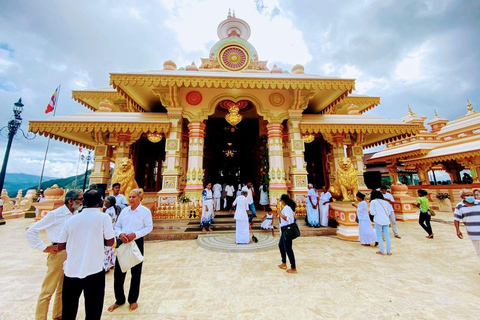 Depuis Ella : visite du temple et du monastère de Mahamevnawa