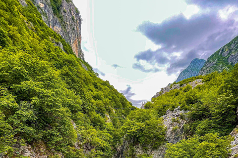 Au départ de Tirana : Alpes albanaises, lac Komani, Kosovo, excursion en bateau