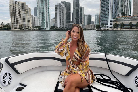 1 hora de paseo en barco privado por Miami con champán y capitánAlquiler de barcos privados en Miami con capitán experimentado -1h-