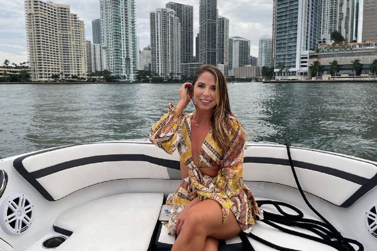 1 hora de paseo en barco privado por Miami con champán y capitánAlquiler de barcos privados en Miami con capitán experimentado -1h-