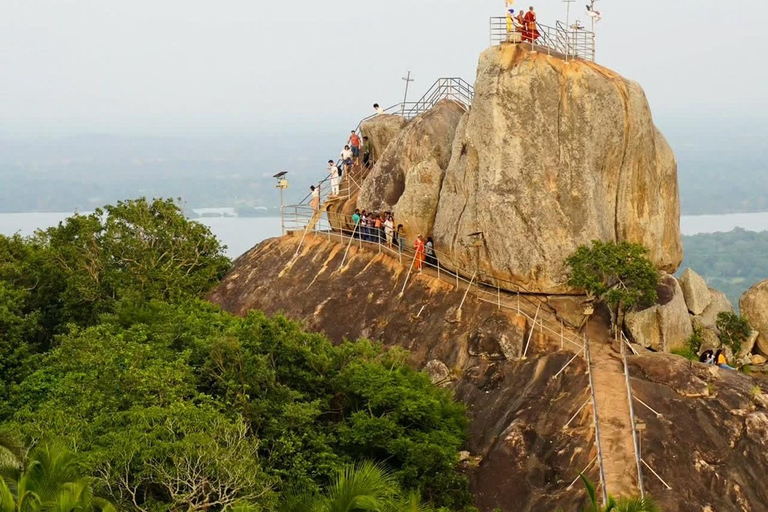 From Colombo: Anuradhapura Private Transfer & Temple Tour