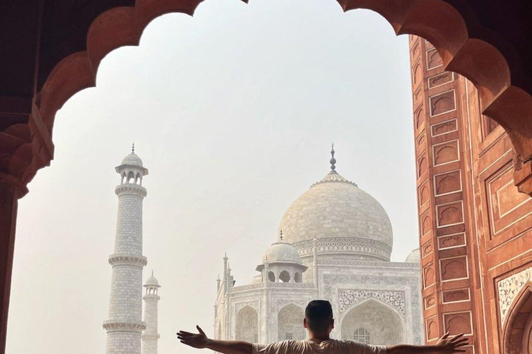 Z Delhi: wycieczka Gatimaan Express tego samego dnia do Taj Mahal AgraWycieczka pociągiem Gatimaan tego samego dnia do Taj Mahal Agra (wszystko wliczone w cenę)