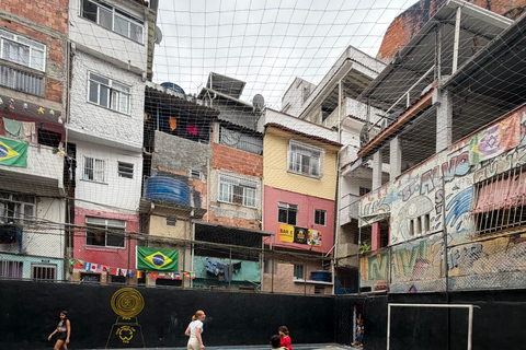 Rio: Tour and FIFA soccer field in the heart of the Tavares Bastos favela Rio: Visit and FIFA football pitch in the heart of the Tavares Bastos favela