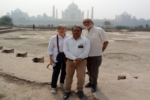 Delhi : Visite privée en voiture du Taj Mahal et du fort d'Agra au lever du soleilVisite guidée avec petit-déjeuner, déjeuner, billets d'entrée aux monuments, voiture et guide.