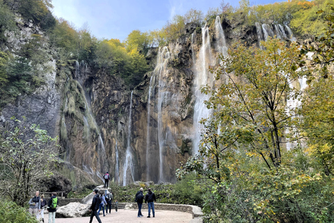 Z Zagrzebia: Jeziora Plitwickie z biletem i jednodniową wycieczką do Rastoke