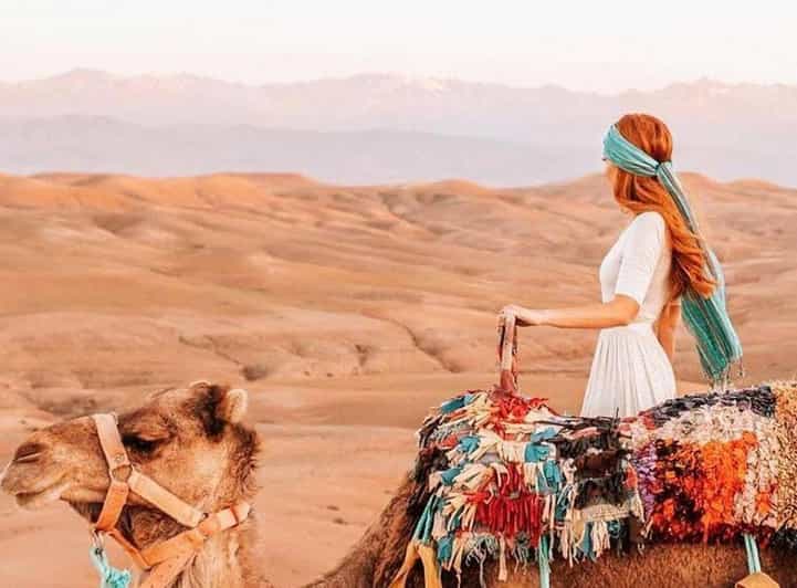 Marrakech : Dîner au coucher du soleil dans le désert d'Agafay avec balade à dos de chameau - dromadaire