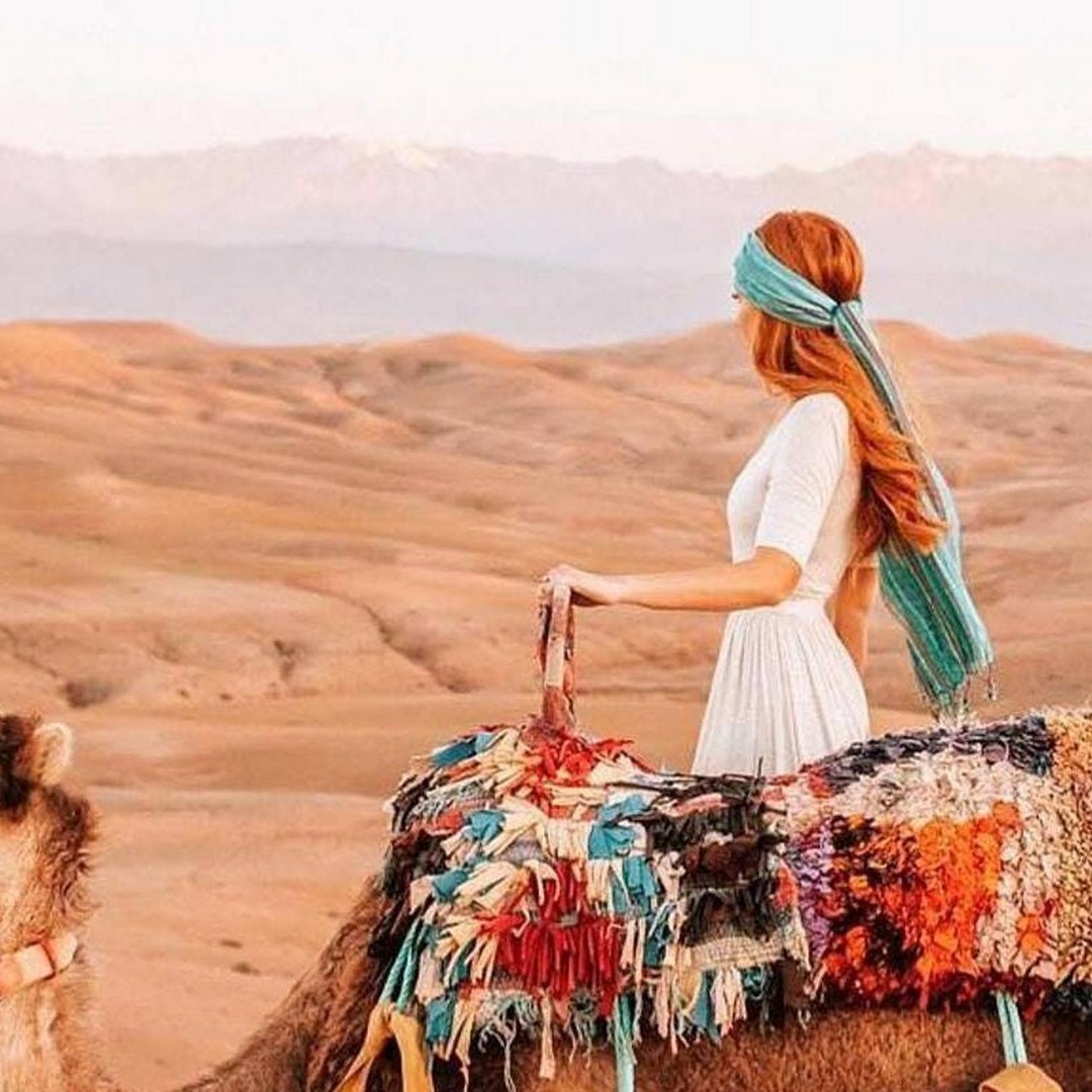 Marrakech : Dîner au coucher du soleil dans le désert d'Agafay avec balade à dos de chameau - dromadaire
