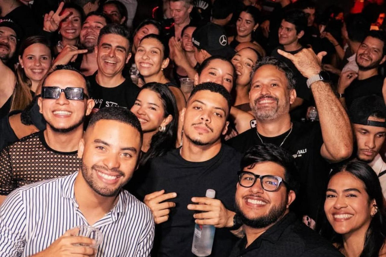 Barcelona: Pubcrawl with VIP Entry to Rooftops and Nightclub