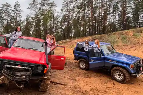 Aventure hors route dans la forêt avec prise en charge à Riga