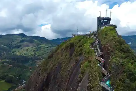 Guatapé: excursión guiada desde su colorido pueblo