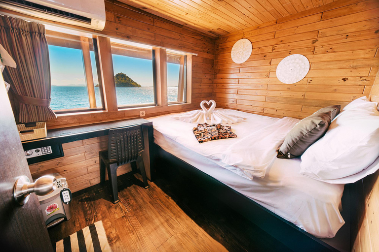 Labuan Bajo: 3-Day Komodo Sailing Luxury Boat with All Fees Deluxe Boat - Private Standar Room (2pax/room)