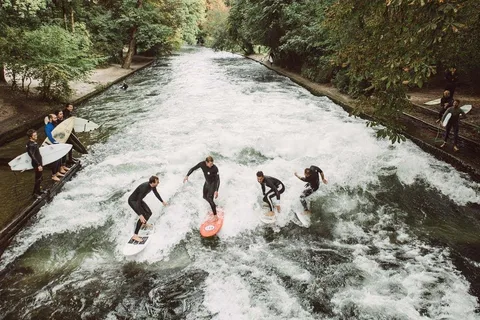 Monaco di Baviera: 3 ore di incredibile surf sul fiume - Eisbach a Monaco 2024