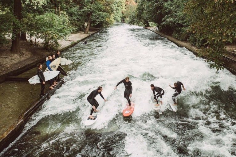 München: Erstaunliches Flusssurfen an einem Tag - Eisbach in München