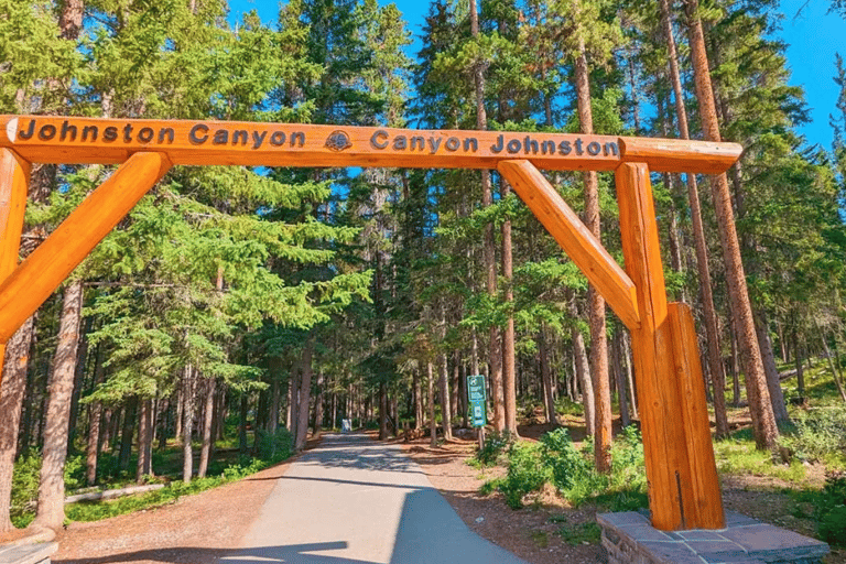 Banff: Navetta per il Lake Louise e il Johnston CanyonDalla stazione ferroviaria di Banff