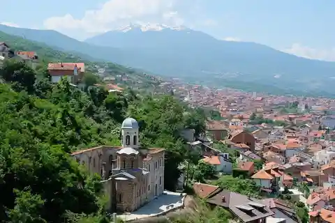Prizren: Geführte Tour von Durres/Tirana mit Mittagessen