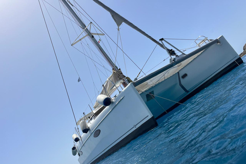 Rodas: Crucero de un día en catamarán con comida y bebidaRodas: Crucero de día completo en catamarán con comida y bebida