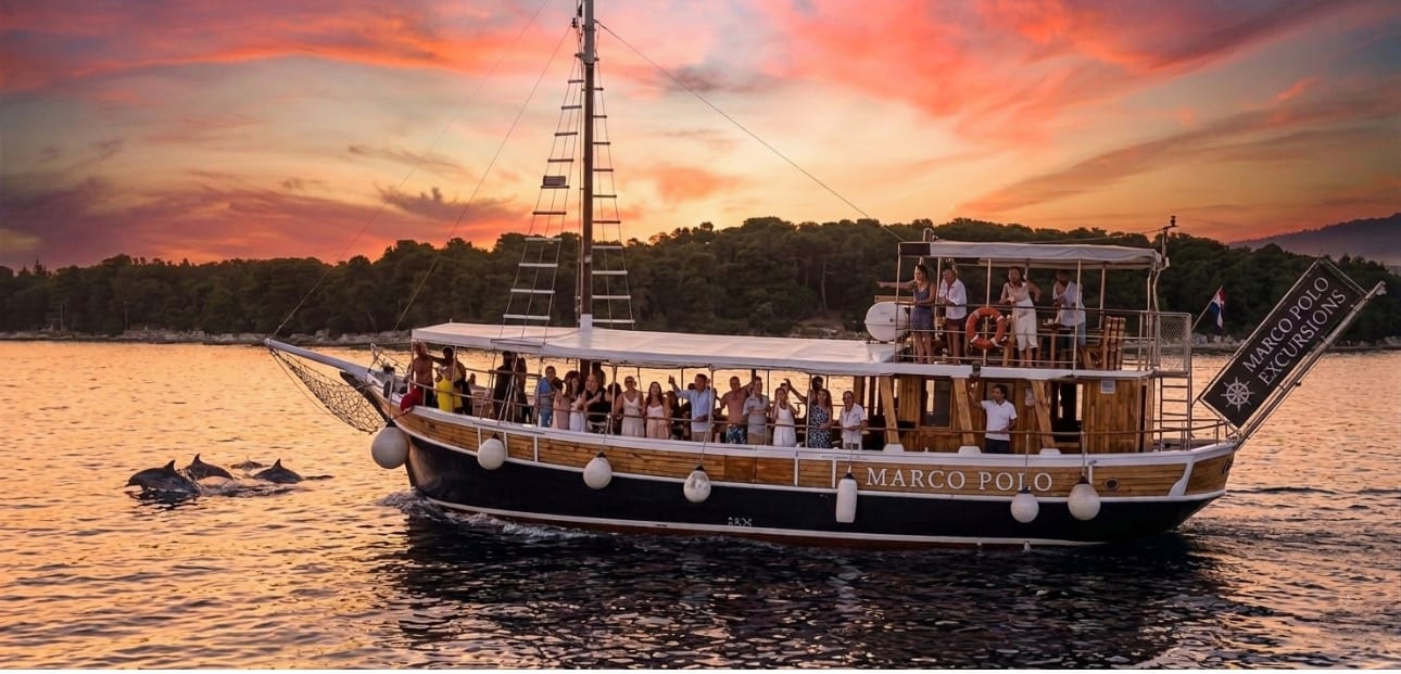 Poreč: Sonnenuntergangsfahrt mit Wein und Delfinen