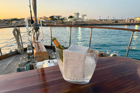 Lampedusa: Sunset Gulet Trip with Aperitif Dinner and Dolphin Watching
