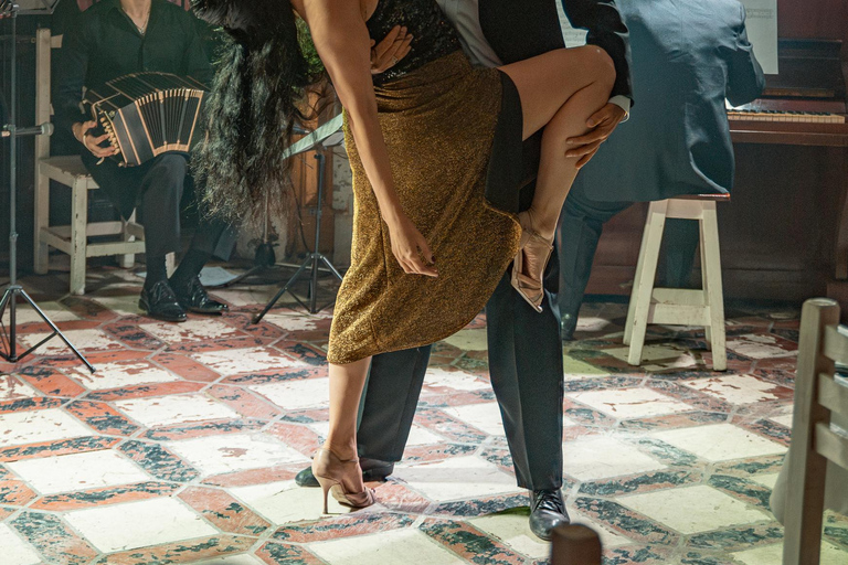 Buenos Aires : tango dans un vieux bâtiment + verre de vin.