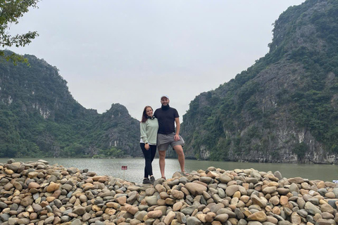 نينه بينه: غروب الشمس من كهف موا ومشي هوا لو ليلاًسيارة جيب قديمة للجيش الأمريكي