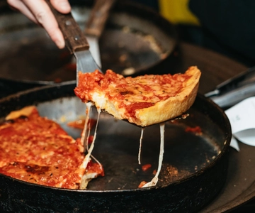 Chicago: Classic Food Walking Tour with Bike or Kayak Rental