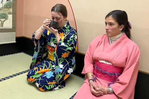 Learn Zen in a class of making Matcha tea near Osaka Castle