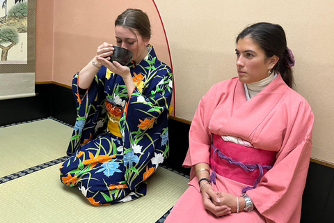 Impara lo Zen in un corso di preparazione del tè vicino al Castello di Osaka