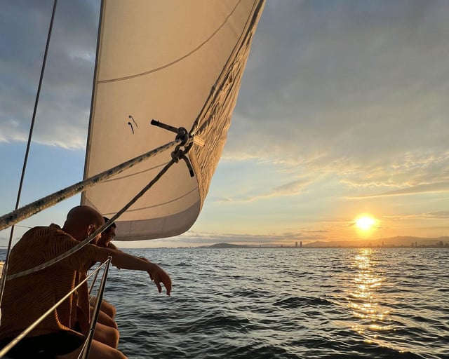 Barcellona: Vela sulla costa con giocattoli da bagno con cibo e bevande