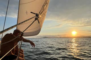Barcelona: 4-stündige Segeltour mit offener Bar, katalanischem Snack und Badestopp