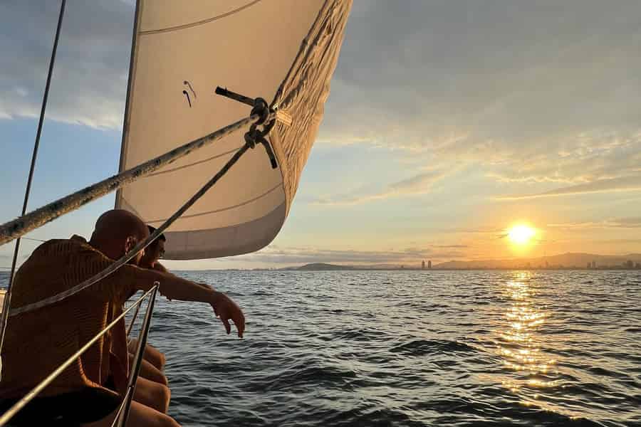 Barcelona: 4-stündige Segeltour mit offener Bar, katalanischem Snack und Badestopp. Foto: GetYourGuide