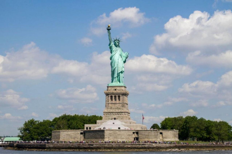 NYC: Cruzeiro sem bilheteria expresso da Estátua da LiberdadeNYC: Cruzeiro expresso da Estátua da Liberdade, sem precisar ir ao escritório