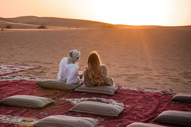 Marrakech: Cena nel deserto di Agafay con giro in cammello al tramontoMarrakech: escursione nel deserto di Agafay con giro in cammello e spettacolo di fuoco