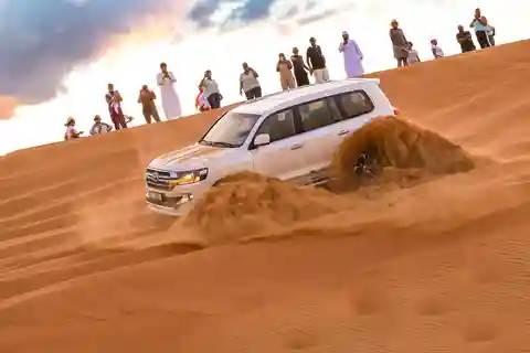 Dubai: Safari în deșert cu grătar VIP și biciclete quad opționale