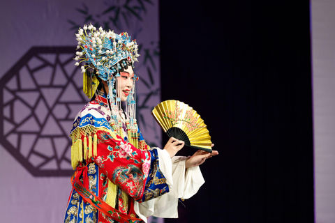 جولة تجمع بين الألعاب البهلوانية وعروض الأوبرا في بكين