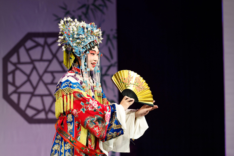 جولة تجمع بين الألعاب البهلوانية وعروض الأوبرا في بكين