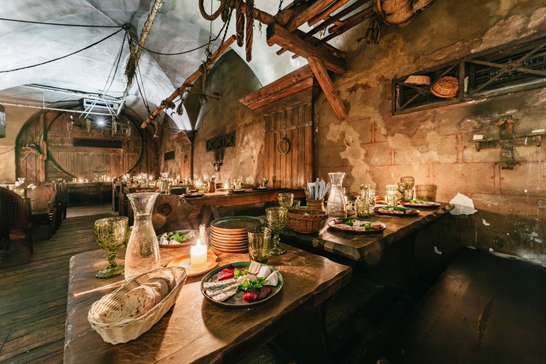 Praga: cena medieval con barra libreCena de 5 platos: menú de ave