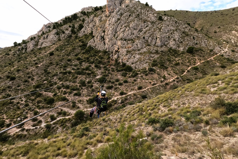 Elda: Ferrata Bolón, tirolina récord.