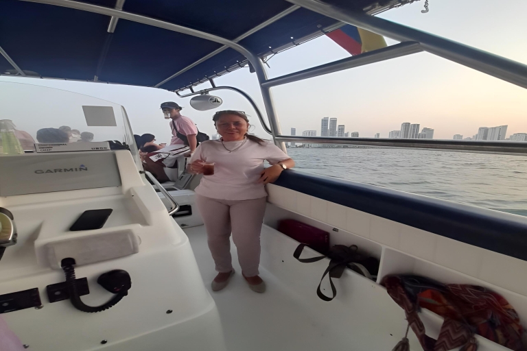 Cartagena: Sunsetbay tour with 3 hours open bar and disco! 3 hours on baytour and free disco entrance, open bar