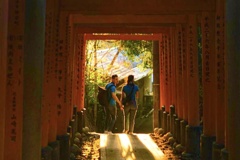 Tour serale di Fushimi-Inari a KyotoGuida turistica in lingua inglese