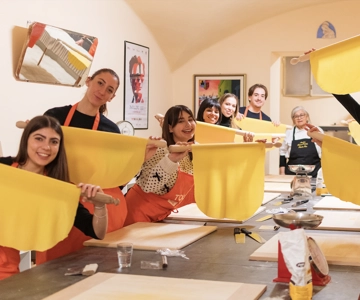 Bologna: Pasta Tagliatelle Ragu Cooking Class with Spritz